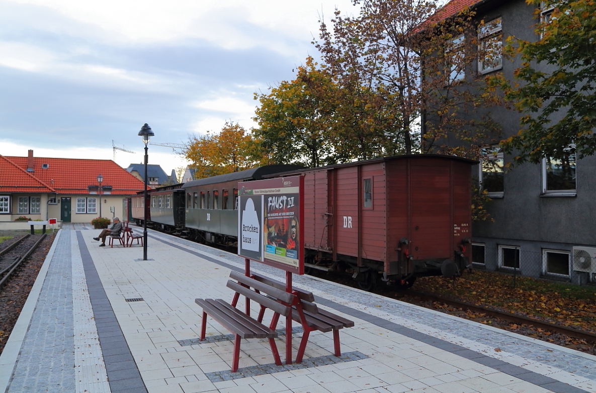 Bahnhof Wernigerode am Abend des 16.10.2014. Auf Gleis 34 hat man einen Sonderzug der IG HSB für den nächsten Tag bereitgestellt.
