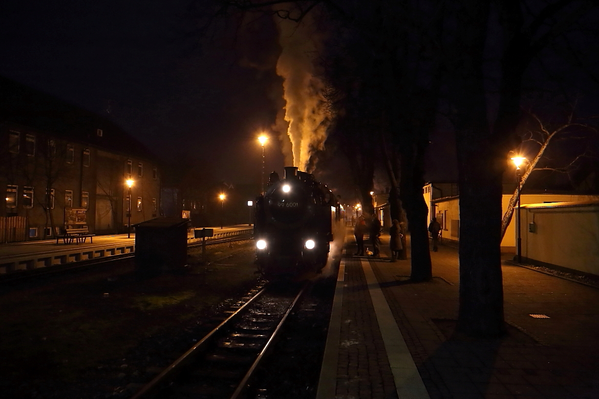 Bahnhof Wernigerode am Abend des 15.02.2015. Mit einer guten halben Stunde Verspätung ist 99 6001 mit ihrem IG HSB-Sonderzug gerade am Ziel ihrer heutigen Fahrt, welche sie von Quedlinburg über Alexisbad, Stiege, Eisfelder Talmühle, Nordhausen-Nord und Drei Annen Hohne führte, angekommen.