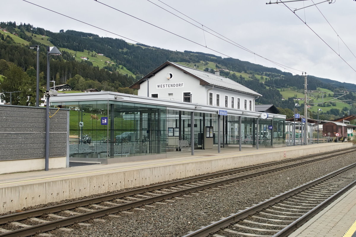 Bahnhof Westendorf in Tirol (Gleisseite), aufgenommen 2.10.2020.