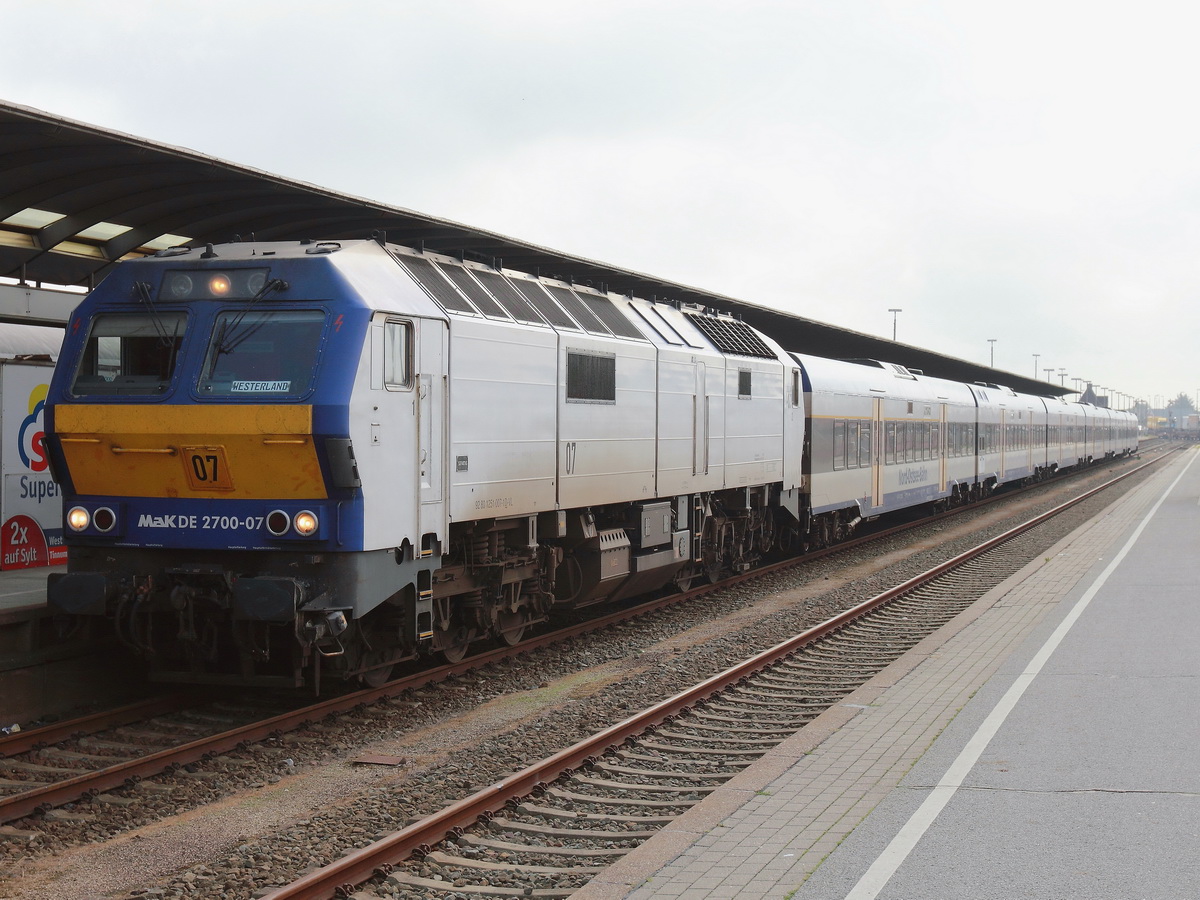 Bahnhof Westerland (Sylt) – Weesterlön (Söl), Einfahrt MaK 2700-07 (NVR Nummer 92 80 1251 007-1-D-VL) aus Hamburg - Altona  kommend am 20. August 2015. 
