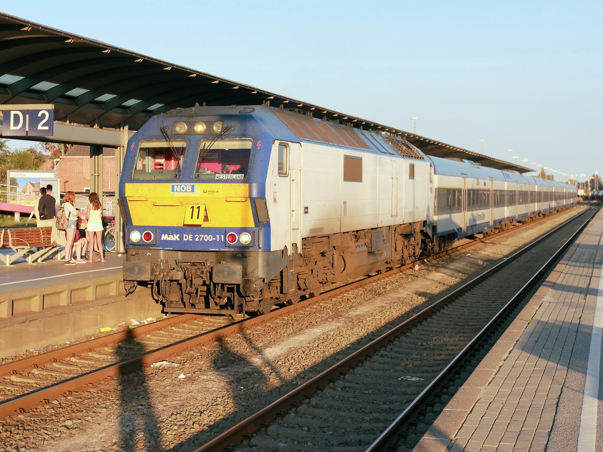 Bahnhof Westerland (Sylt) am 13. August 2015, Einfahrt MaK DE 2700-11 (NVR Nummer 92 80 1251 011-3-D-NOB) aus Husum kommend. 