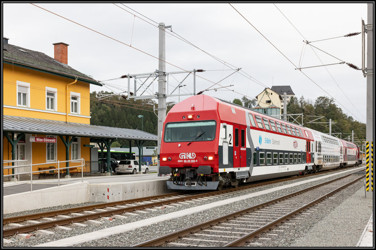 Bahnhof Wies Eibiswald am Abend des 10.Oktober 2023. R8567 hat soeben sein Ziel erreicht. 