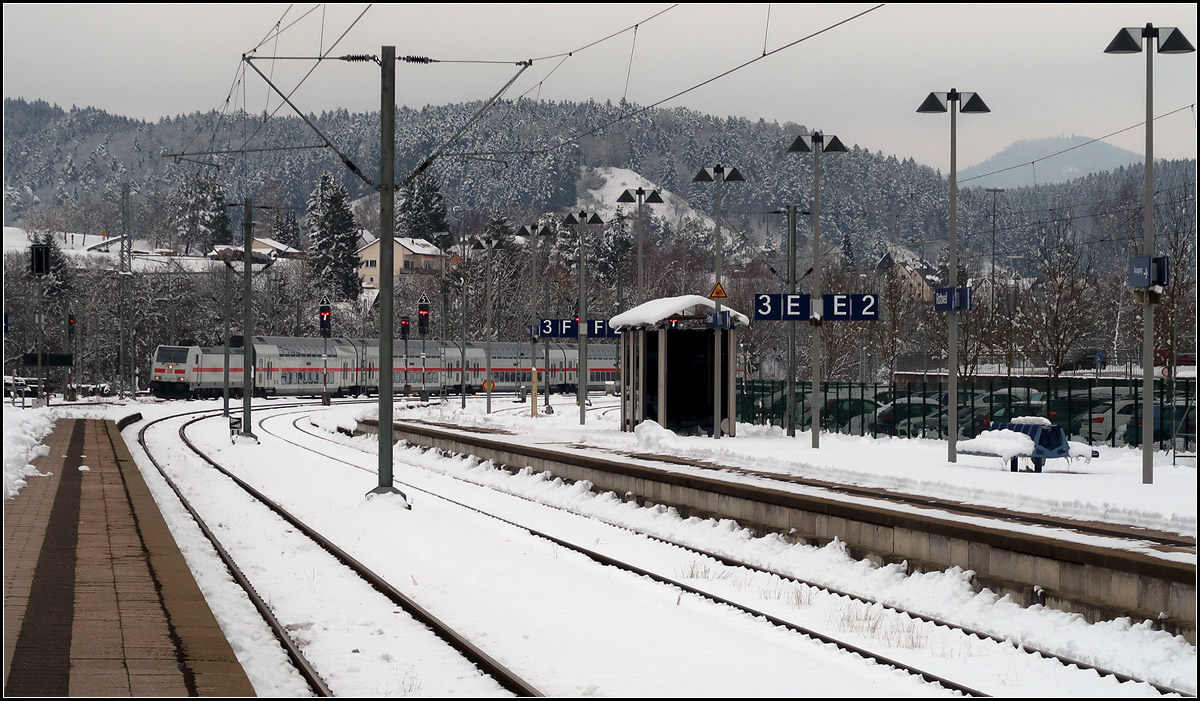 Bahnhof in Winterlandschaft -

Bahnhof Rottweil. Der IC2-Zug hebt sich farblich kaum vom winterlichen Umfeld ab.

Der Berg rechts im Hintergrund könnte der zur Schwäbischen Alb gehörende 1015 Meter hohe Lemberg sein.

19.02.2018 (M)