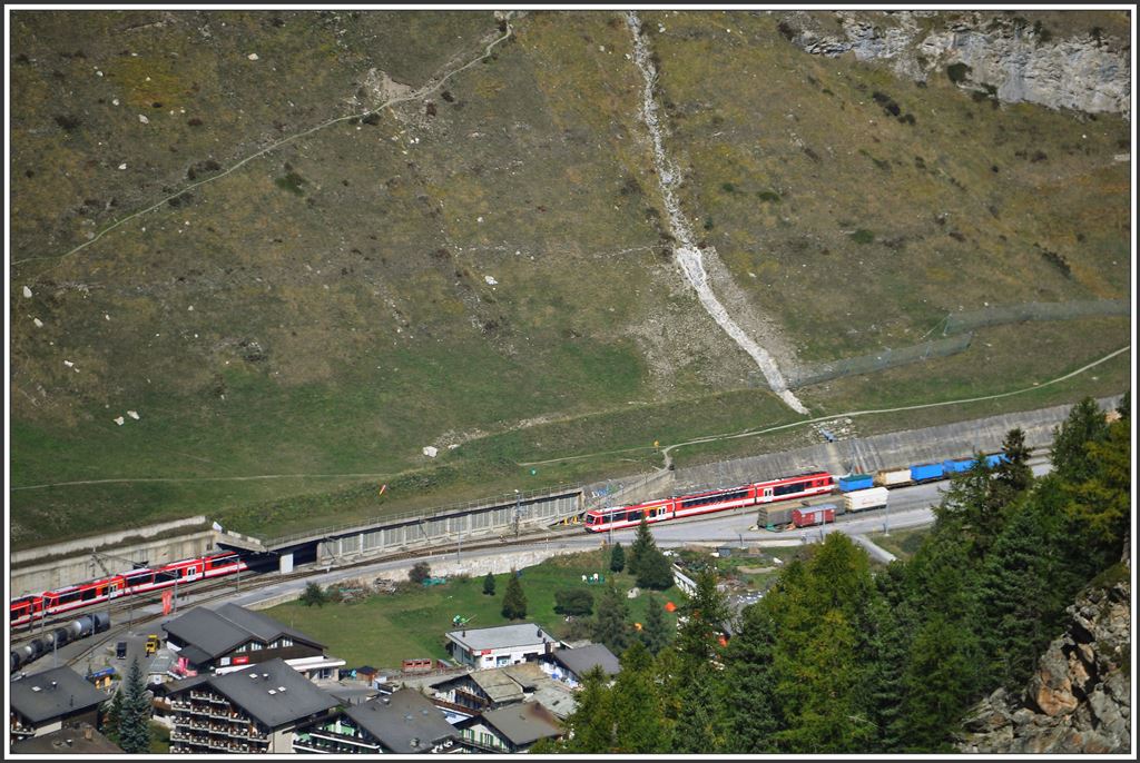 Bahnhof Zermatt mit ABDeh 4/8 aufgenommen von der Station Riffelalp der GGB. Über dwe Galerie befindet sich der Landeplatz de Gleitschirmflieger. (27.09.2015)