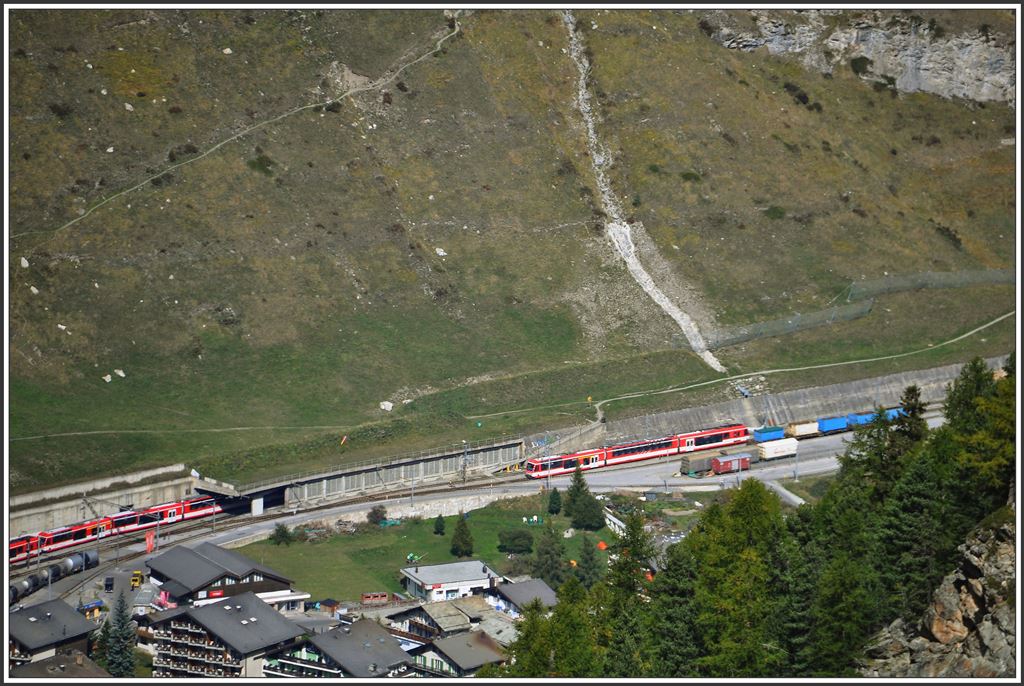Bahnhof Zermatt mit ABDeh 4/8 aufgenommen von der Station Riffelalp der GGB. Über dwe Galerie befindet sich der Landeplatz de Gleitschirmflieger. (27.09.2015)