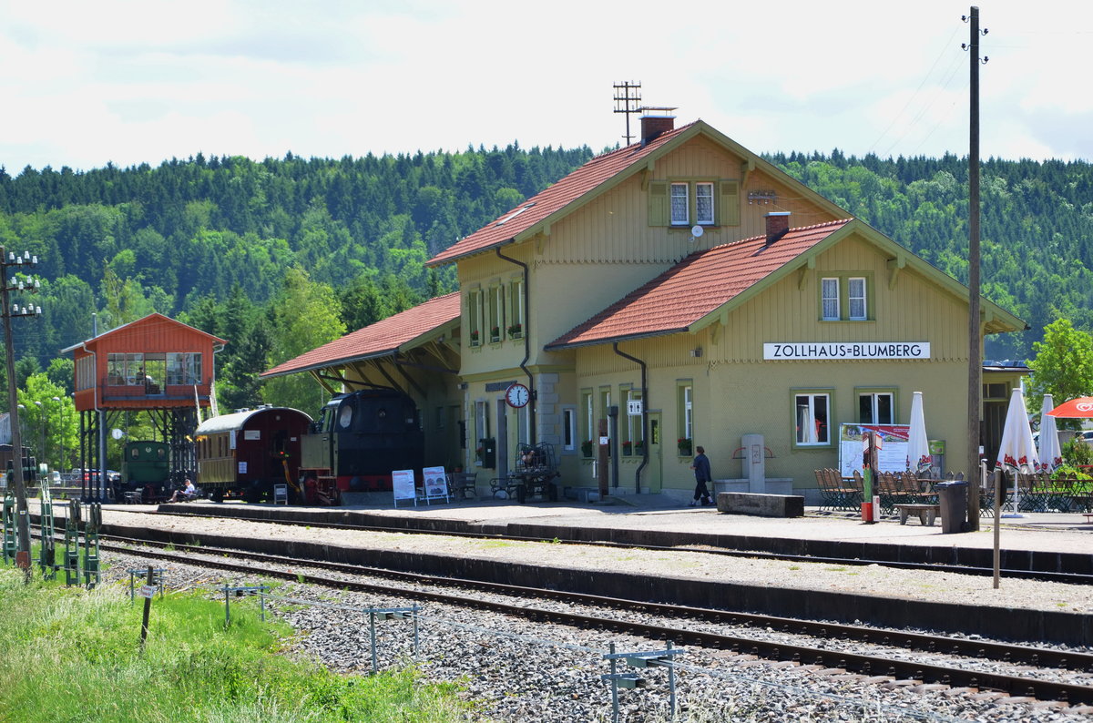 Bahnhof Zollhaus - Blumberg  mit altem Stellwerk. Abfahrt der Sauschwänzlebahn . Am 16.06.2017