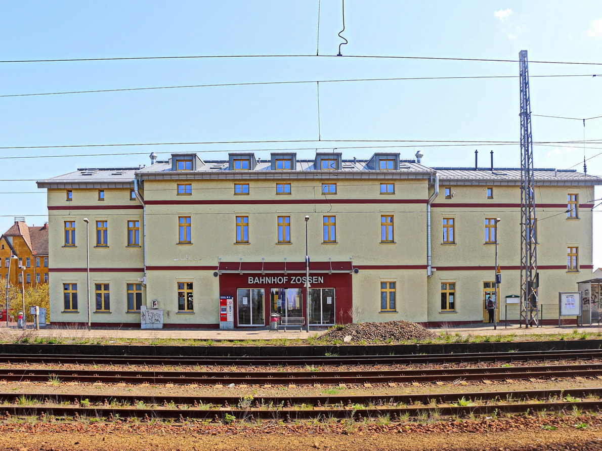 Bahnhof Zossen mit Bahnsteig 1 gesehen vom Bahnsteig 5 aus am 21. April 2021.