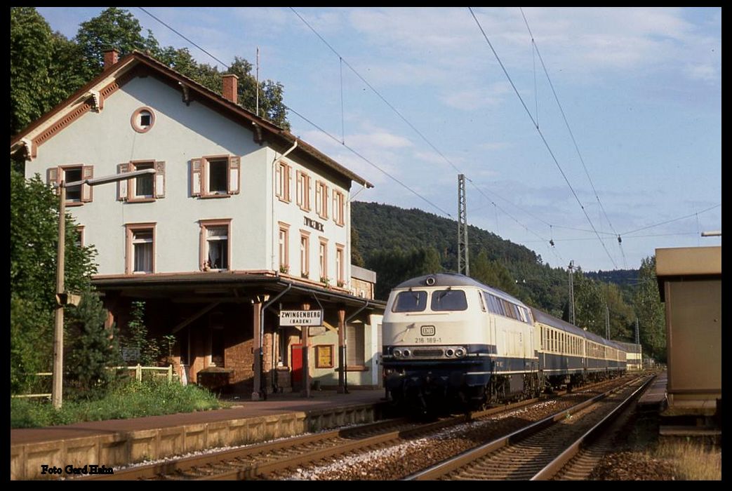 Bahnhof Zwingenberg am 17.8.1989 um 18.48 Uhr: Es hält 216189 mit dem E 3856 auf dem Weg nach Heilbronn.