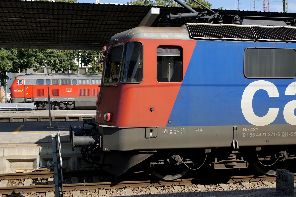 Bahnhofimpressionen vom Bahnhof Singen-Hohentwiel verewigt am 1. August 2019.
Noch sind die robusten und fotogenen BOBOS zwischen Zürich HB und Singen Hohentwil täglich unterwegs.
SBB/DB Idylle in Singen mit Re 421 371-6 und 218 495-0.
Foto: Walter Ruetsch