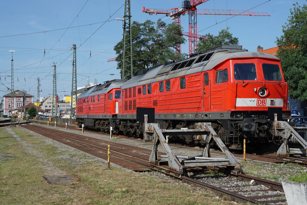 Bahnhofimpressionen vom Bahnhof Singen-Hohentwiel verewigt am 1. August 2019.
Oldtimer Diesellokomotiven in Singen.
Die 232 472-1 und die 232 201-4 auf den nächsten Einsatz wartend.
Besondere Beachtung gilt der unterschiedlichen Bemahlung der Stirnfront.
Fotostandort bewilligt.
Foto: Walter Ruetsch