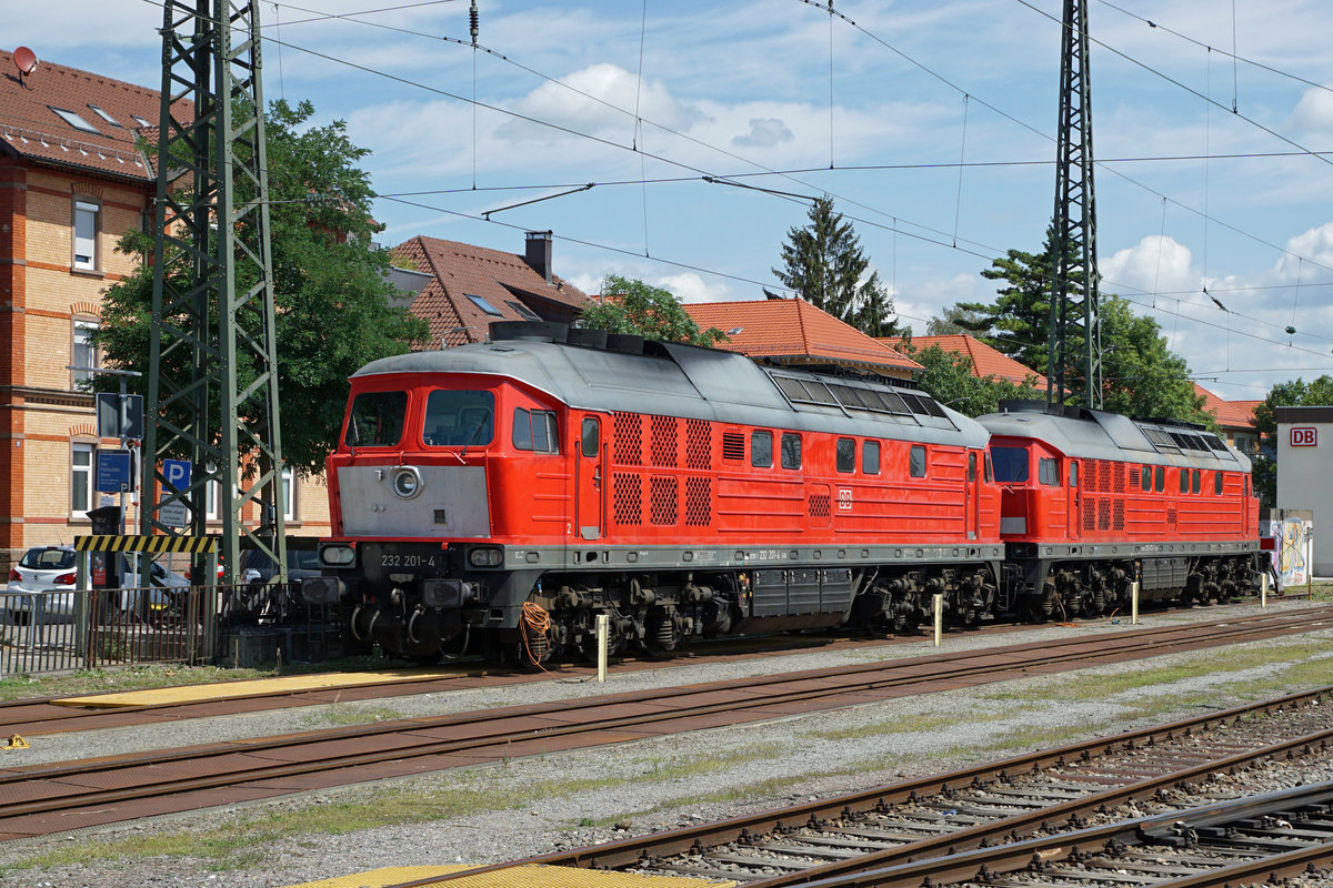 Bahnhofimpressionen vom Bahnhof Singen-Hohentwiel verewigt am 1. August 2019.
Oldtimer Diesellokomotiven in Singen.
Die 232 201-4 und die 232 472-1 auf den näschsten Einsatz wartend.
Foto: Walter Ruetsch