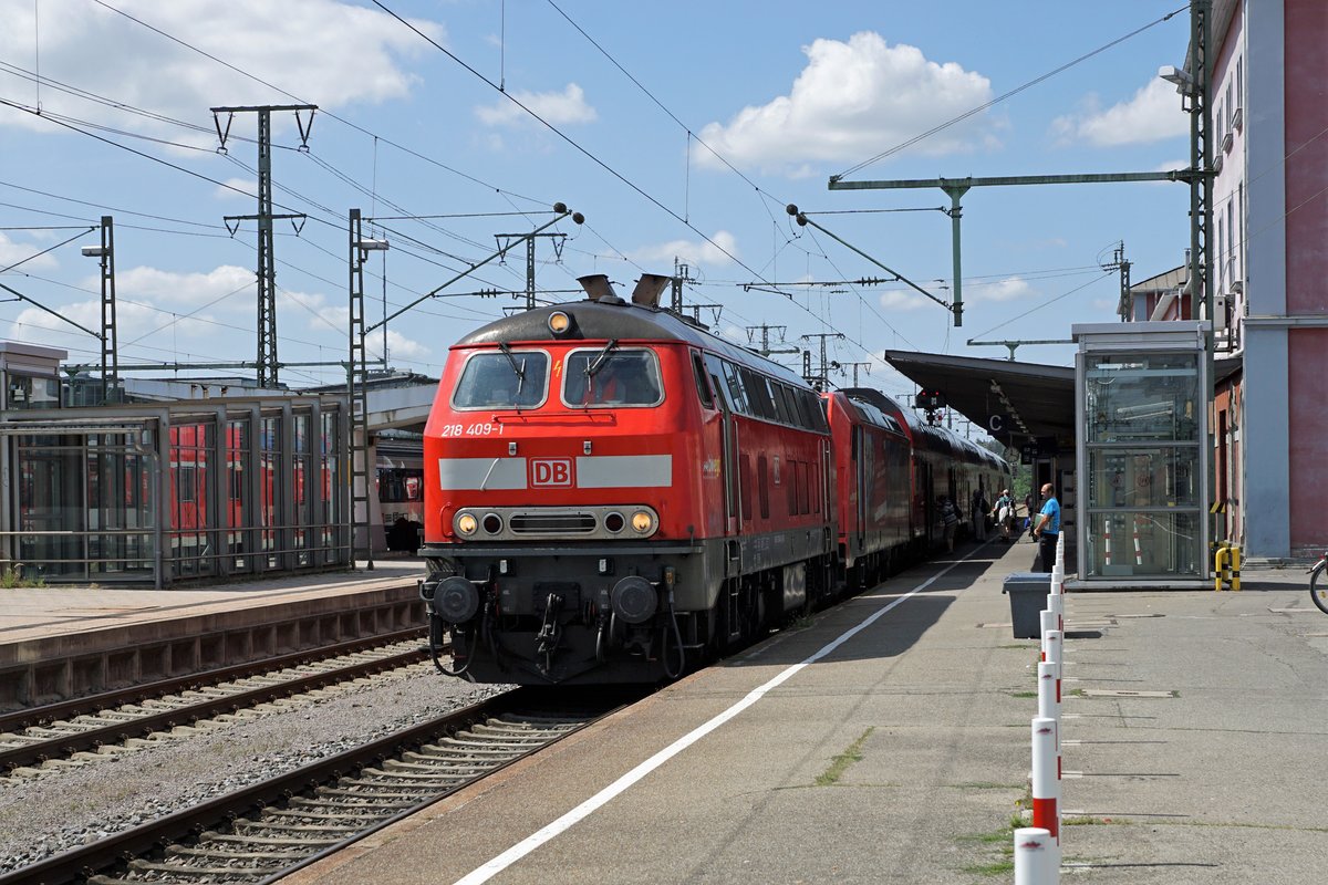 Bahnhofimpressionen vom Bahnhof Singen-Hohentwiel verewigt am 1. August 2019.
Oldtimer Diesellokomotiven in Singen.
Eher seltene Betrachtung. Einfahrt RE mit Vorspann 218 401-1. Der RE wurde mit der 146 229-0 geführt.
Foto: Walter Ruetsch