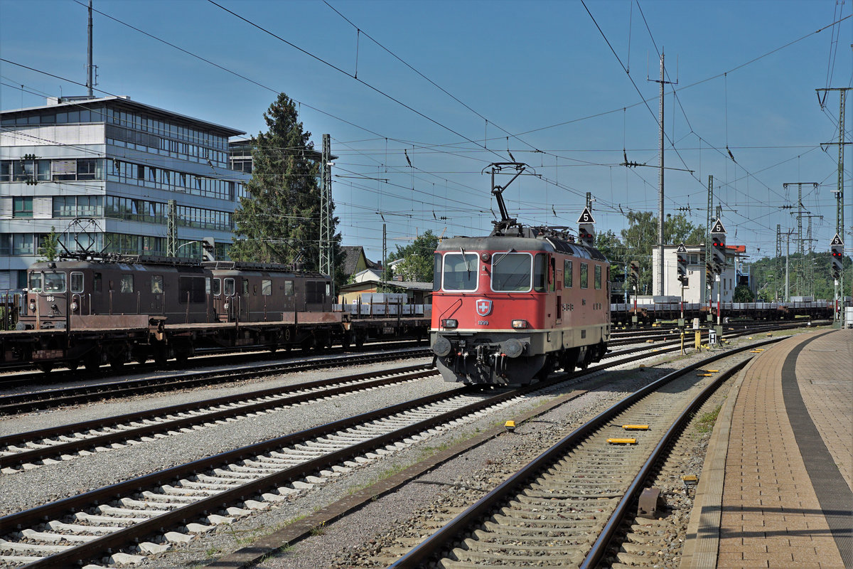 Bahnhofimpressionen vom Bahnhof Singen-Hohentwiel verewigt am 1. August 2019.
Noch schafften es die alten braunen Bären der BLS am Schweizer Nationalfeiertag bis nach Deutschland.
Zusammentreffen von SBB P und BLS C in Singen-Hohentwiel. Während die Re 420 299-0 die Wagen des IC 4 umfährt fahren die Re 425 186  LEISSIGEN  und Re 425 190  RARON  mit einem schweren Güterzug ein.
Leider wurde bei der Zuteilung der Fahrstrasse nicht Rücksicht genommen auf den Bahnfotografen aus der Schweiz.
Dieser spezielle Güterzug erinnerte mich an den ähnlichen BLS-Güterzug den ich bereits am 12. Juli 2019 unter ID 1156887 eingestellt habe. Dieser befand sich auf der Fahrt von Gerlafingen nach Domodossola.
Foto: Walter Ruetsch  
