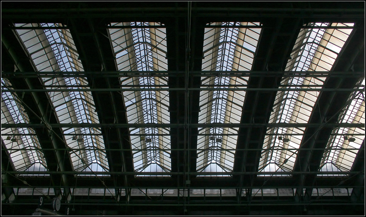 Bahnhofsästhetik -

Detailansicht Bahnsteigüberdachung Ostbahnhof Berlin. 

13.08.2008 (M)