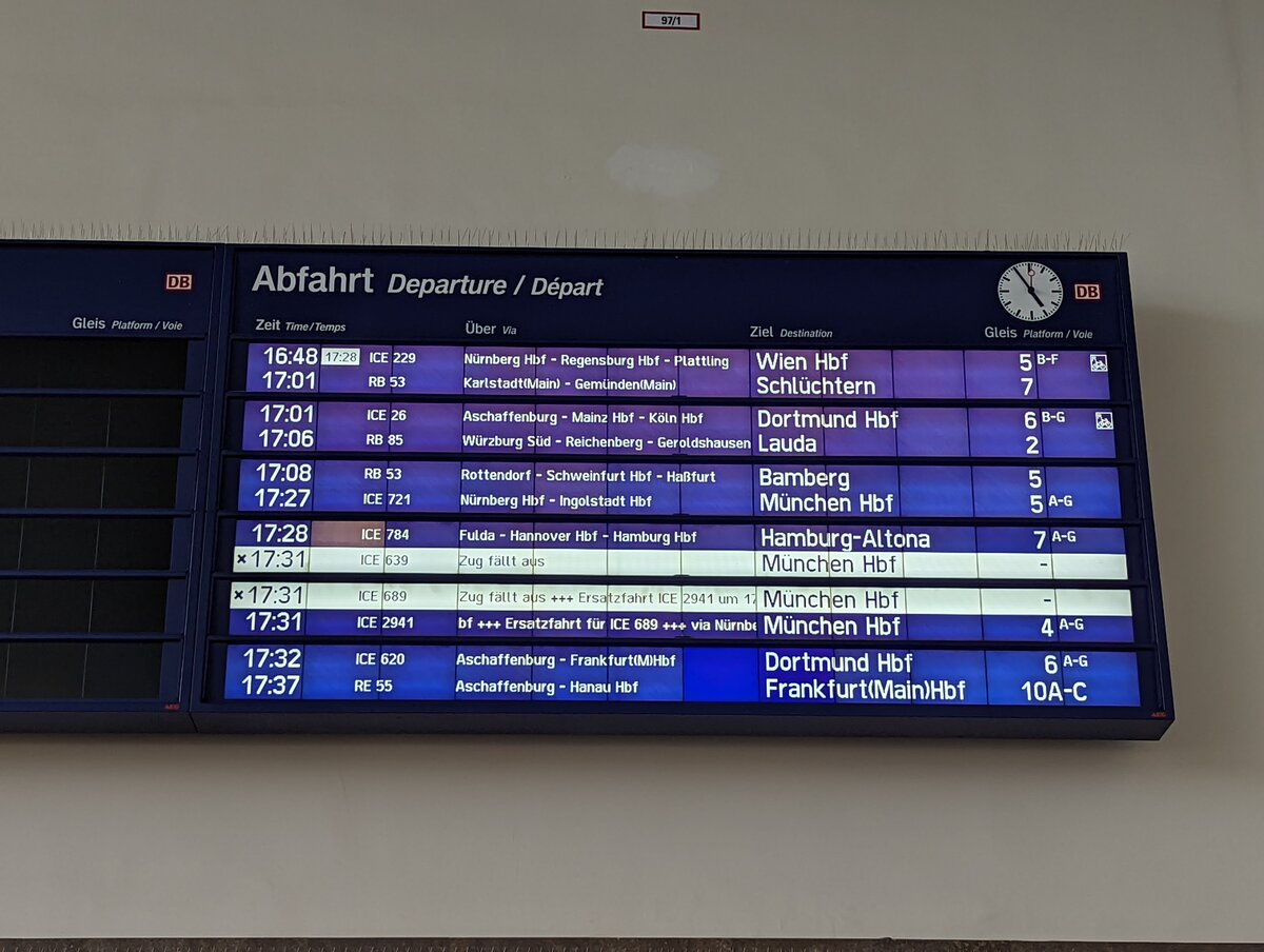 Bahnhofsanzeiger mit ausfallendem Zug mit Ersatzzug mit IRIS+ in Würzburg Hbf (03.10.2022)