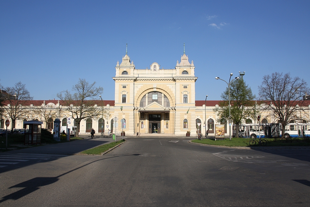 Bahnhofsarchitektur vom Feinsten: Aufnahmsgebäude des Bf. Szombathely am 01.April 2017.  -  Leider heutzutage nicht mehr gefragt. 