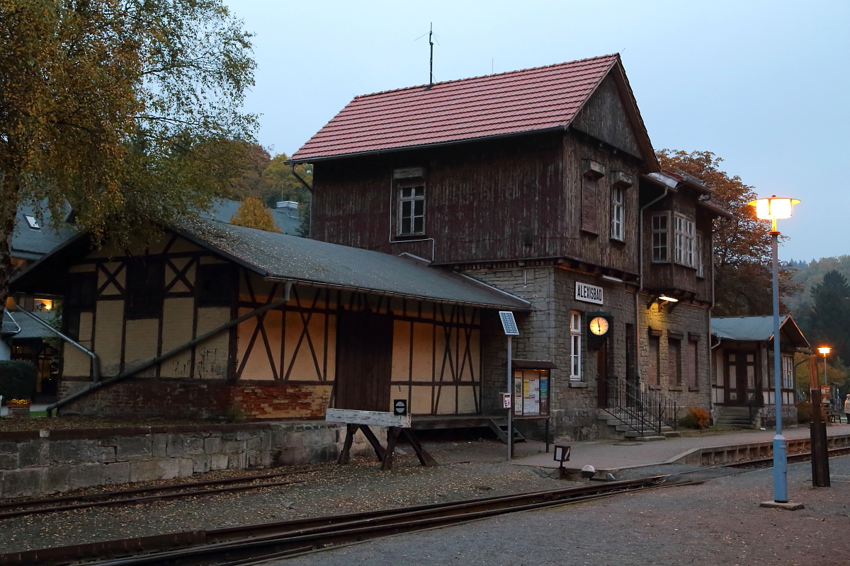 Bahnhofsgebäude Alexisbad (Gesamtansicht) am Abend des 23.10.2016.