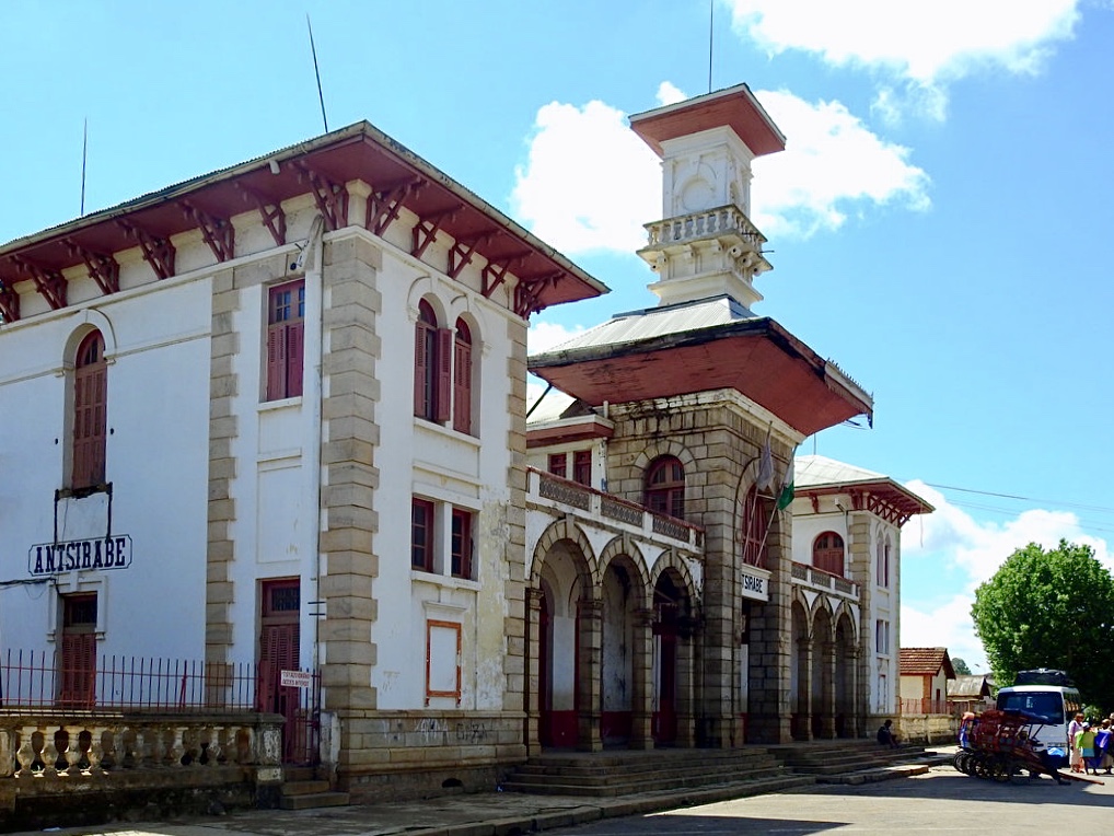 Bahnhofsgebäude von Antsirabe auf Madagaskar. Aufnahme vom 18.11.2018.

