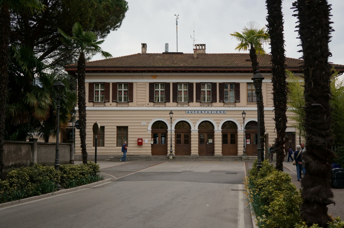 Bahnhofsgebäude in Arco (Trentino / Südtirol) der ehemaligen Lokalbahn Mori - Arco - Riva del Garda; Straßenseite, 14.04.2015
