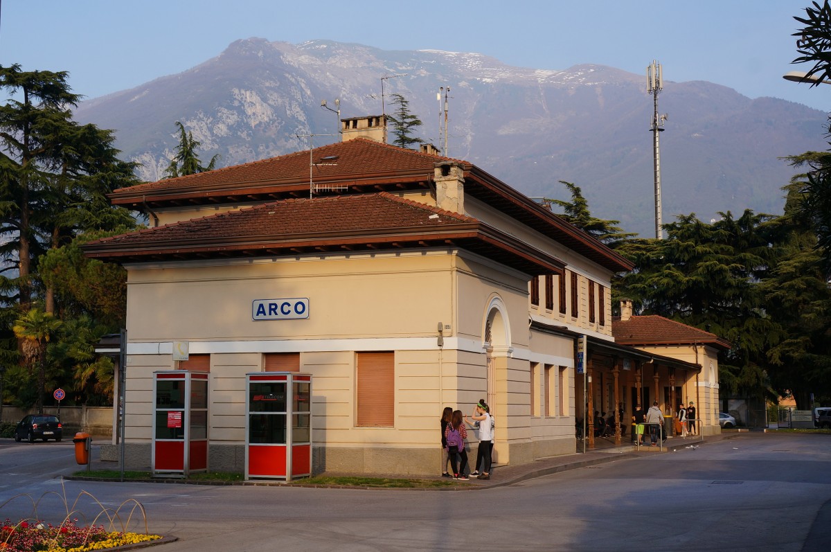 Bahnhofsgebäude in Arco (Trentino / Südtirol) der ehemaligen Lokalbahn Mori - Arco - Riva del Garda; Gleisseite, 13.04.2015
