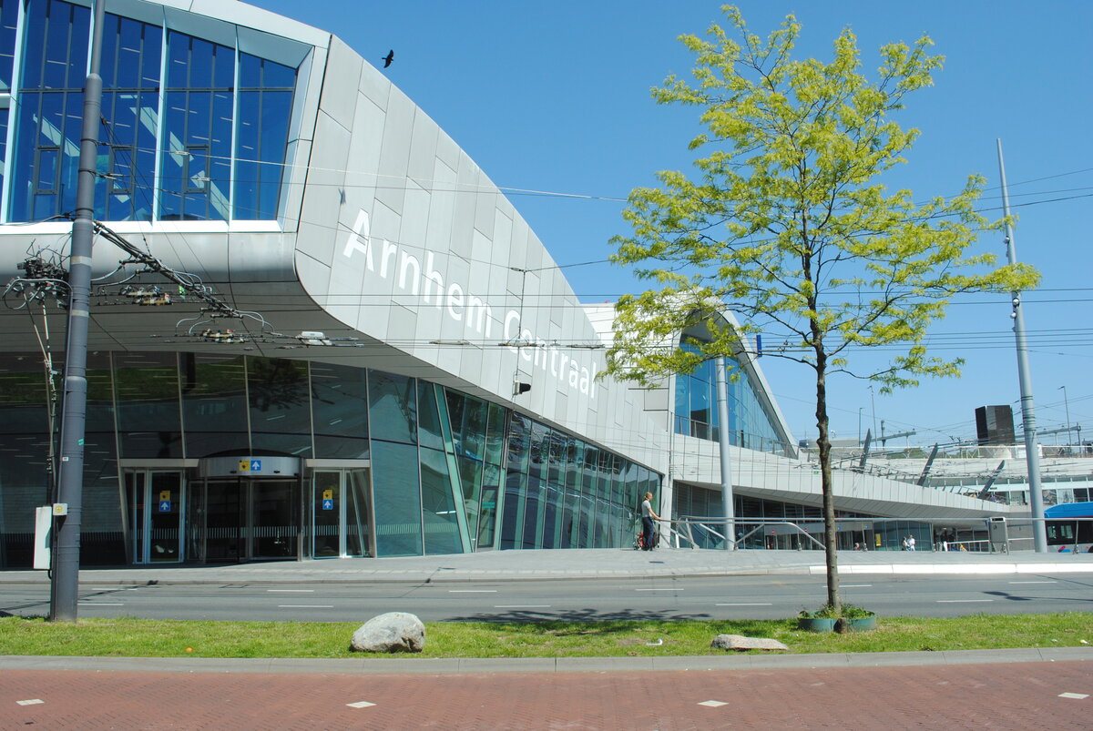 Bahnhofsgebäude Arnhem Centraal am 30.05.2021, 12.08u, Strassenseite. Die Buchstaben  centraal  wurden erst 2021 angebracht, nachdem es bereits vor Jahren von  Arnhem  in  Arnhem Centraal  umbenannt wurde. Digi (Bild 22683).