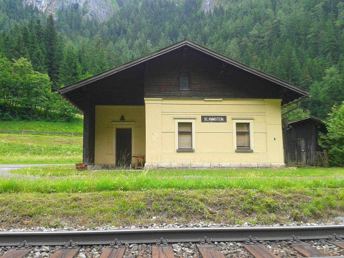 Bahnhofsgebäude der aufgelassenen Haltestelle Klammstein am 28.6.2015