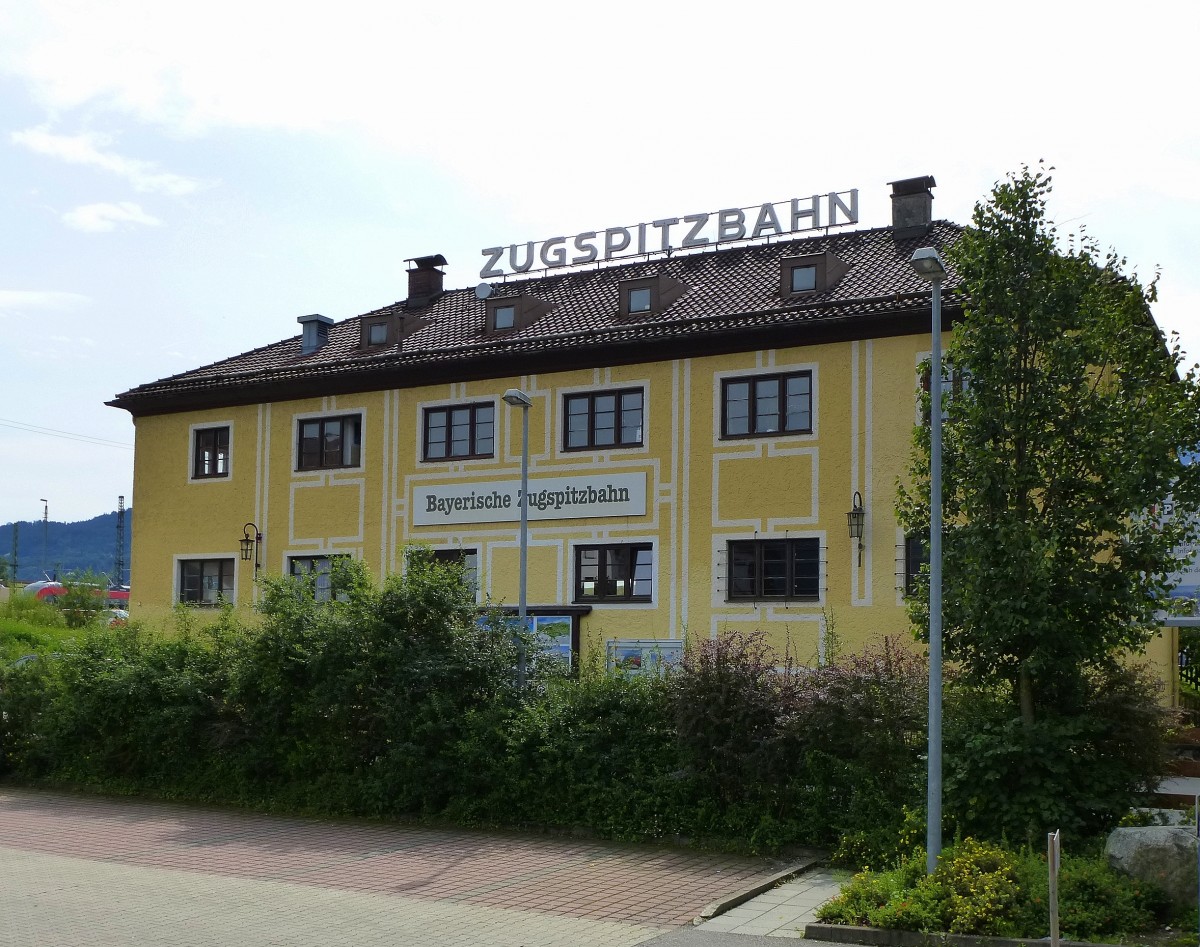 Bahnhofsgebude der Bayerischen Zugspitzbahn, von der Straenseite, Aug.2014