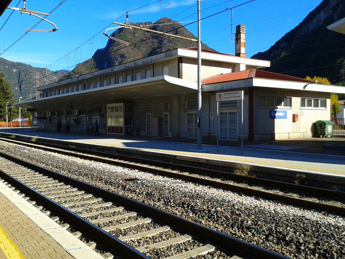 Bahnhofsgebäude von Carnia am 8.11.2015. 