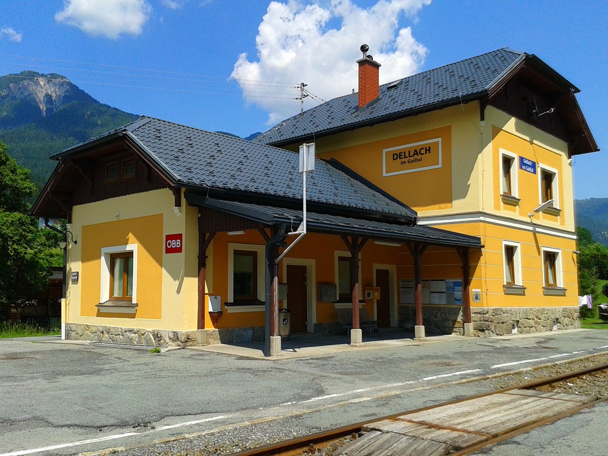 Bahnhofsgebäude von Dellach im Gailtal am 7.6.2015