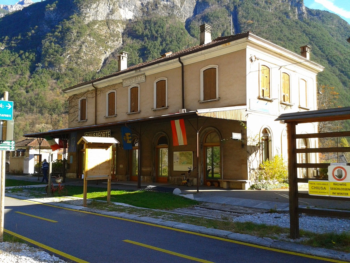 Bahnhofsgebäude des ehemaligen Bahnhof Ciusaforte an der alten Pontebbana. Aufgenommen am 8.11.2015