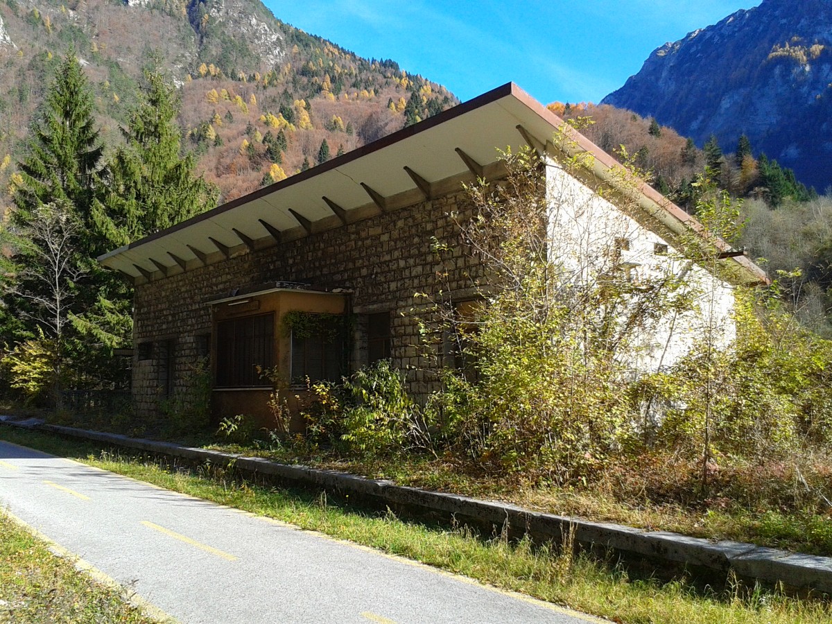 Bahnhofsgebäude des ehemaligen Bahnhof Pietratagliata an der alten Pontebbana. Aufgenommen am 8.11.2015