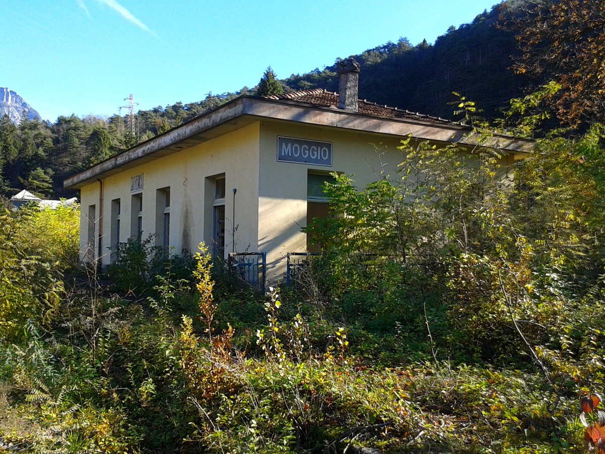Bahnhofsgebäude des ehemaligen Bahnhofs Moggio an der alten Pontebbana. Aufgenommen am 8.11.2015