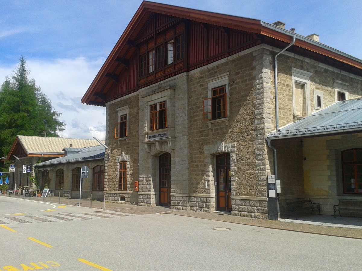 Bahnhofsgebäude von Dobbiaco/Toblach vom Bahnhofsvorplatz aus gesehen. (21.5.2015)