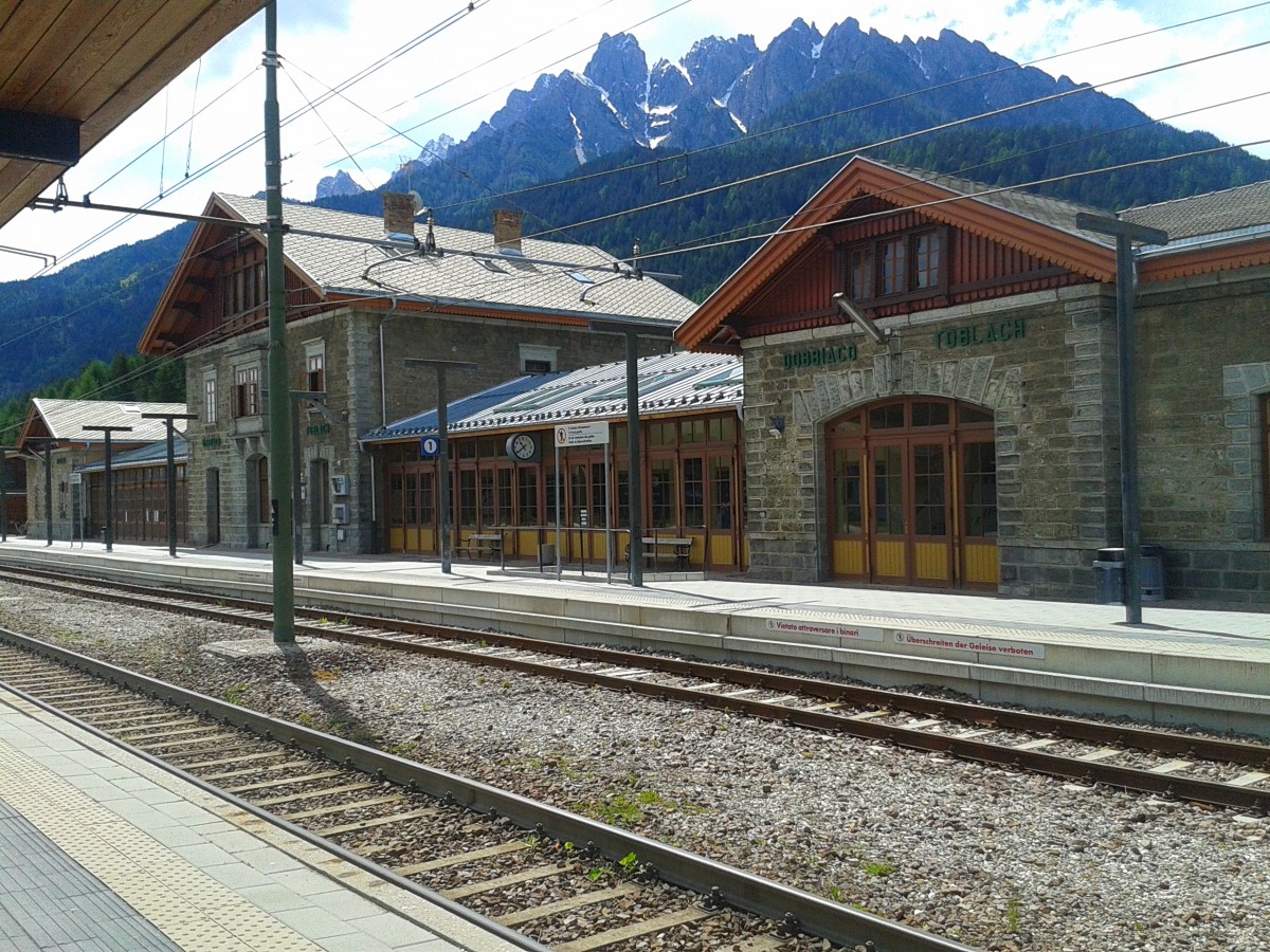 Bahnhofsgebäude von Dobbiaco/Toblach vom Bahnsteig 2 aus gesehen. (25.5.2015)