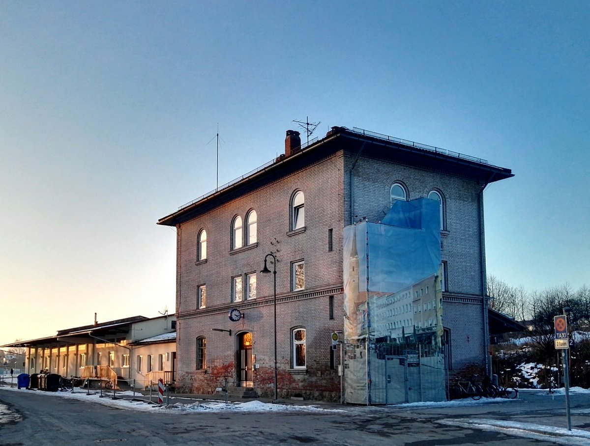 Bahnhofsgebäude von Eggenfelden von der Straße aus. 19.01.2017