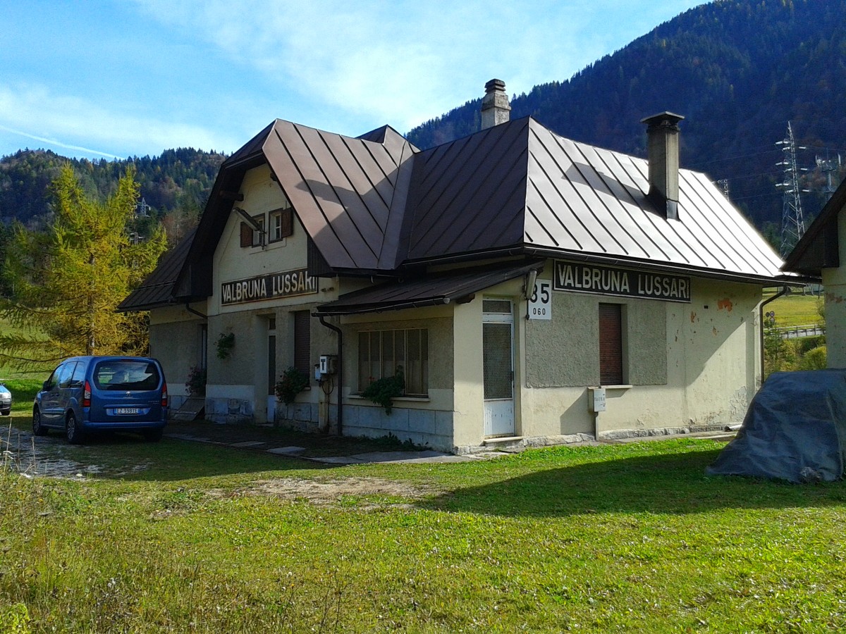 Bahnhofsgebäude der ehemaligen Haltestelle Valbruna-Lussari an der alten Pontebbana. Diese Haltestelle befindet sich nahe des neuen Bahnhofs Uggowizza-Valbruna. Aufgenommen am 25.10.2015
