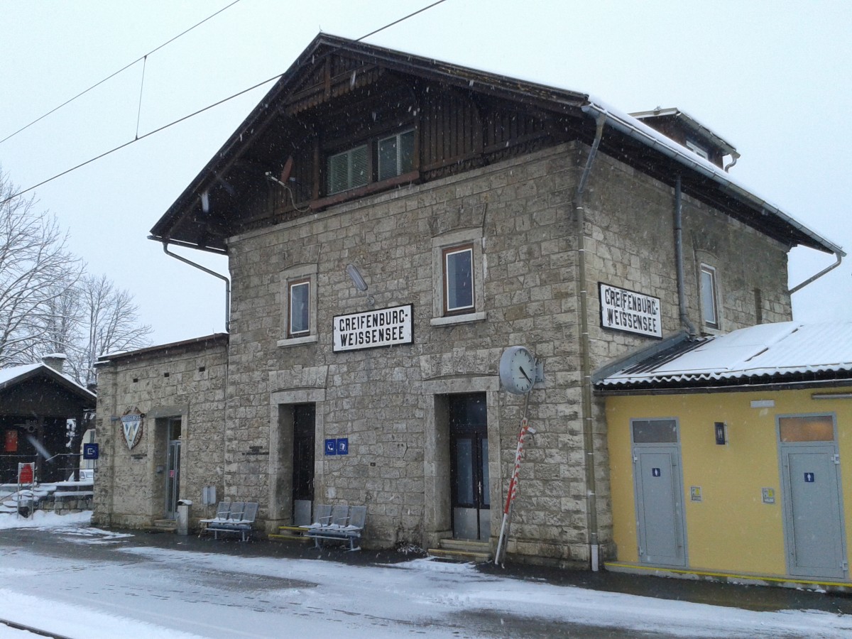 Bahnhofsgebäude Greifenburg-Weißensee bei Schneefall am 5.2.2015.
