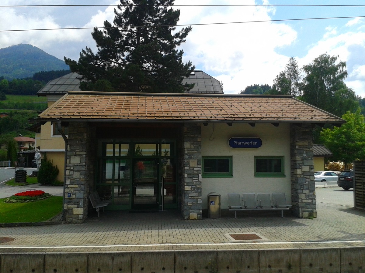 Bahnhofsgebäude der Haltestelle Pfarrwerfen am 28.6.2015