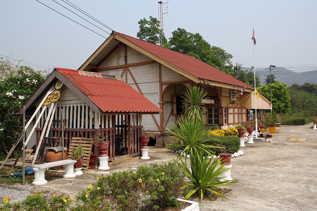 Bahnhofsgebäude der Kaeng Luang Station am 22.März 2025.