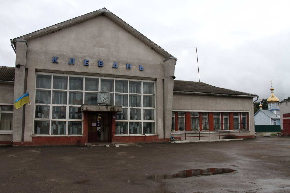 Bahnhofsgebäude von Klevani am 4.9.2017. innen drinnen schönes buntes Mosaik im sozialistischem Stil.