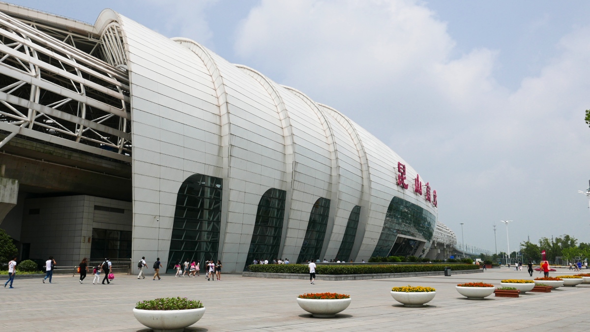 Bahnhofsgebäude Kunshan-Süd, Nordseite, 20.6.15; hier fahren die Hochgeschwindigkeitszüge.