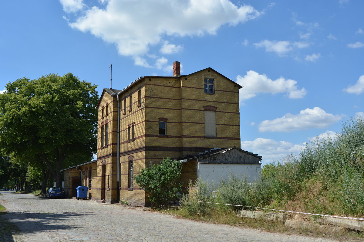 Bahnhofsgebäude von Niemegk. Seit 1962 ist hier der Personenverkehr eingestellt. Seit dem 31.12.1998 ist auch der Güterverkehr eingestellt.

Niemegk 20.07.2016