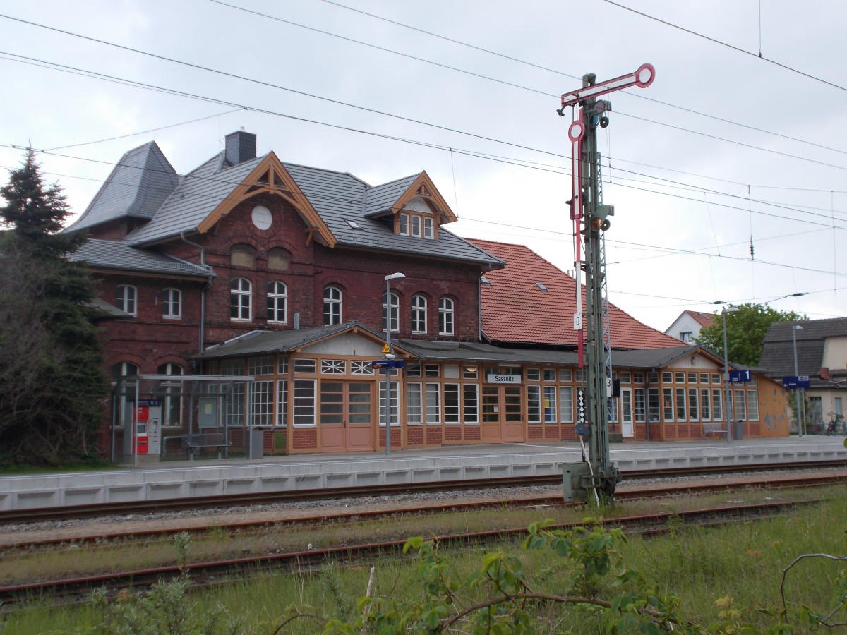 Bahnhofsgebäude in Sassnitz mit dem Ausfahrsignal Richtung Lancken am 19.Mai 2015.