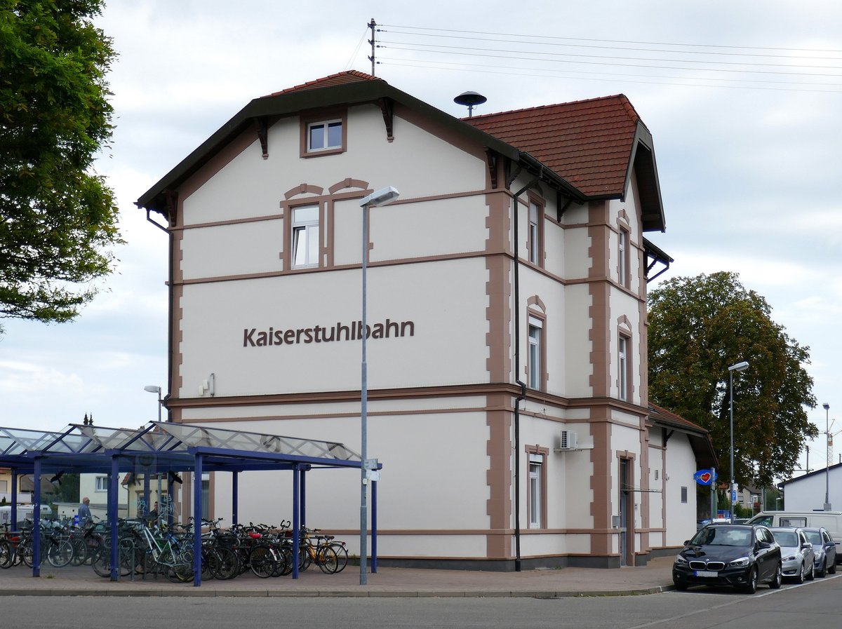 Bahnhofsgebäude (Straßenseite) der Kaiserstuhbahn in Endingen, Aug.2018