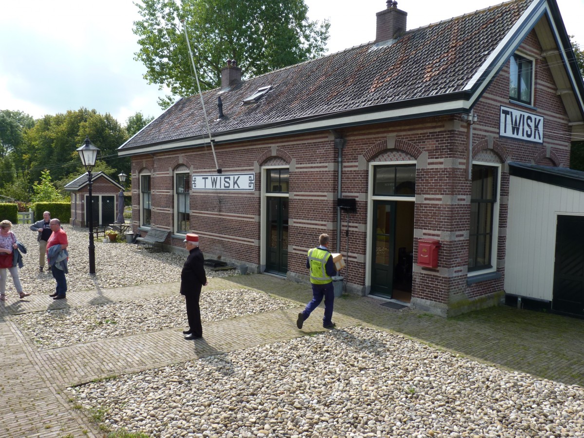 Bahnhofsgebäude Twisk am 7.9.20142014 - unterwegs mit der Museum Stoomtram von Dorf zu Dorf durch das westfriesische Flachland von Medemblick nach Hoorn