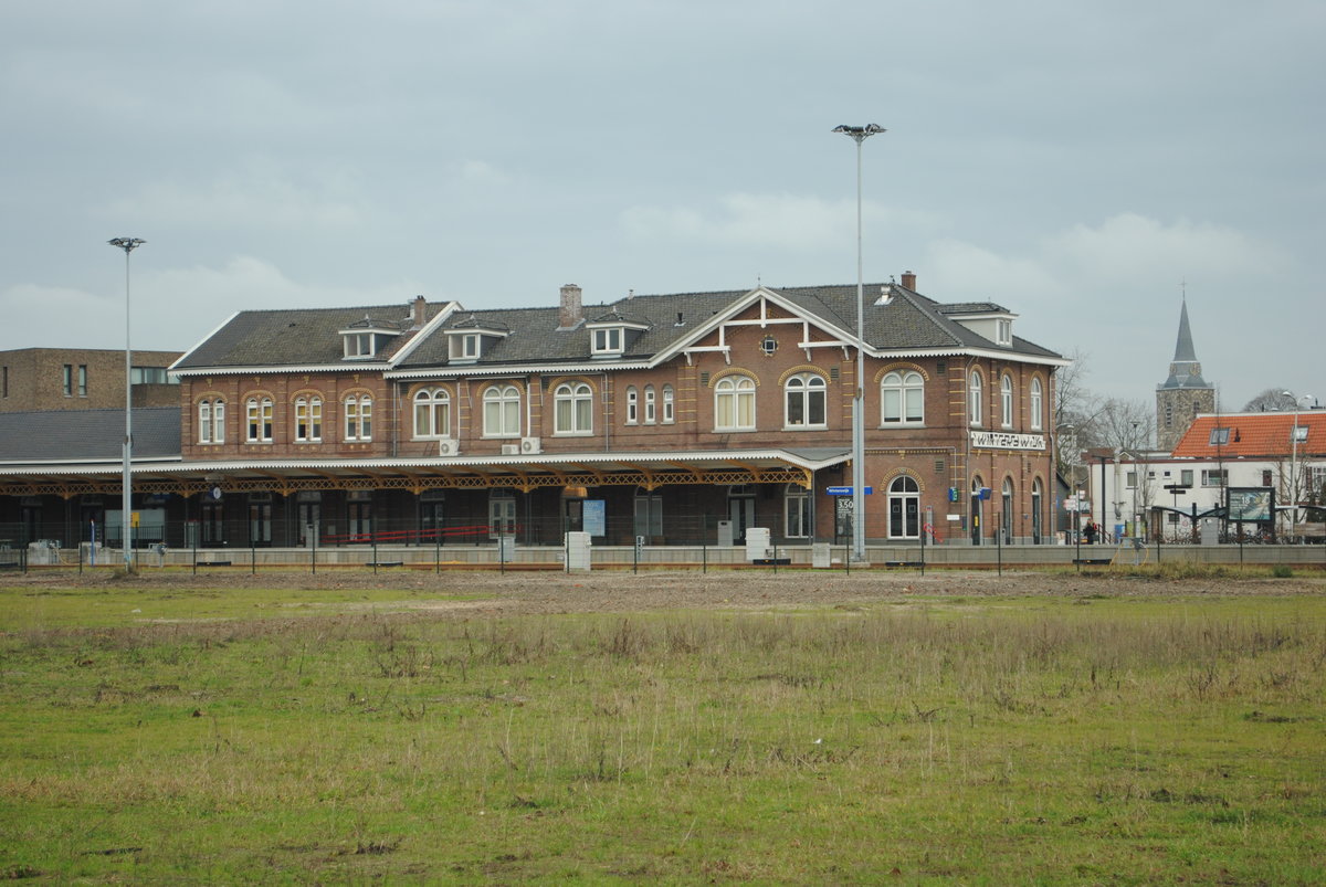 Bahnhofsgebäude von Winterswijk, am 06.01.2021.
Erbaut 1880, restauriert 1983. Nur noch wenige Gleise blieben vom einstigen Knotenpunktbahnhof. Im Vordergrund befanden sich einst mehr als 10 Gütergleise.
Der Güterbahnhof wurde -teilweise- überbaut.
Digitalbild. Aufnahmestandpunkt:Parallelweg.