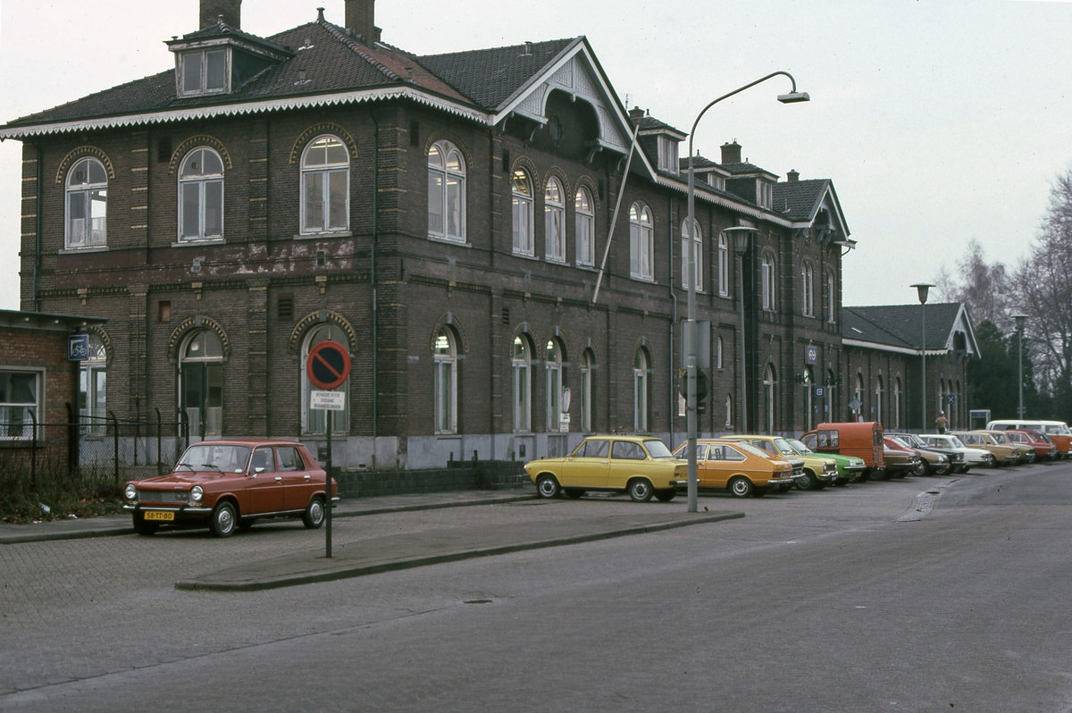 Bahnhofsgebäude Winterswijk am 27.11.1979; Stationsstraat.
Erbaut 1880, gesehen von der Strassenseite, vor restaurierung.
Kodachrome64 diascan.
