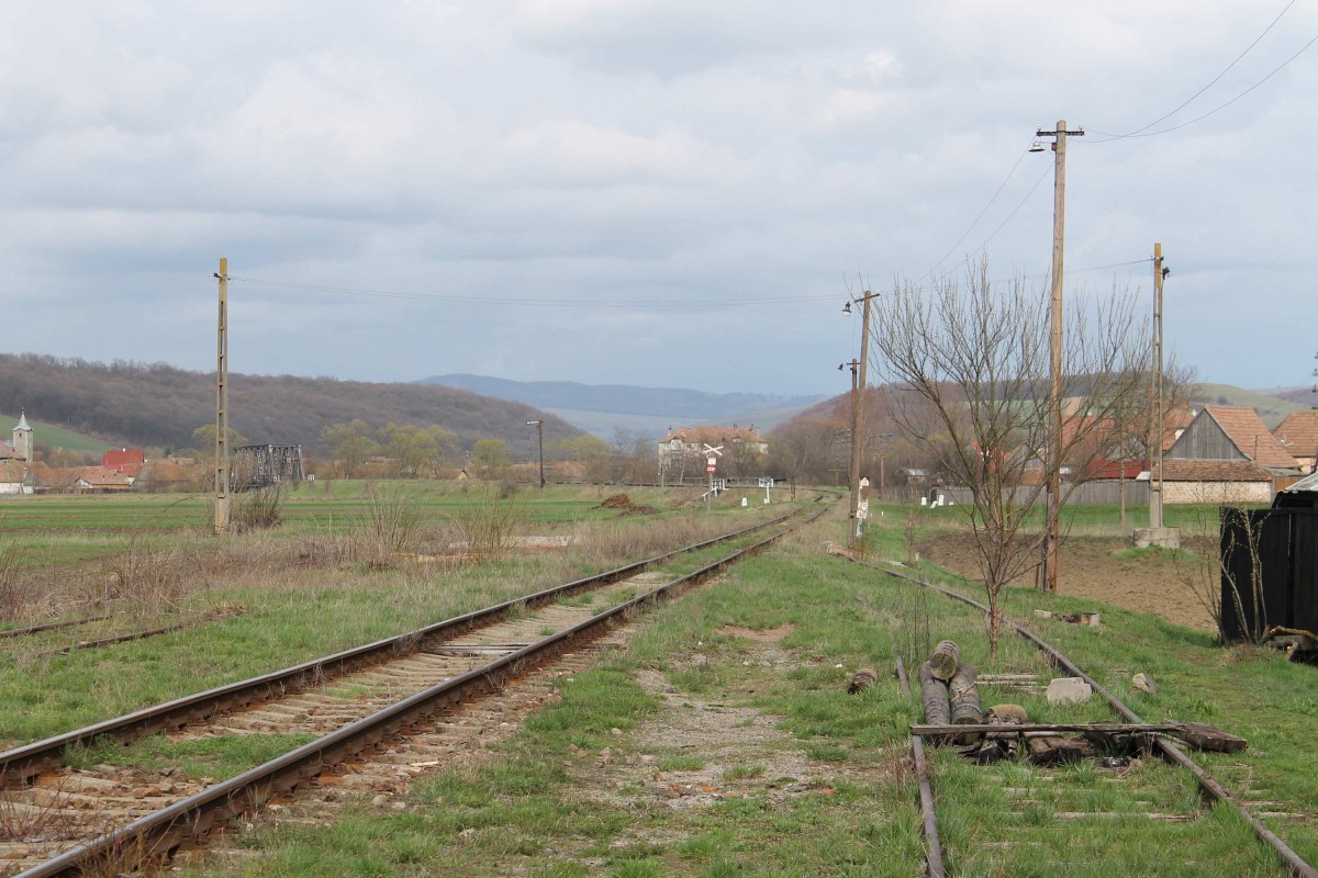 Bahnhofsgelände von ehemaliges Bahnhof Mugeni an die Strecke Odorheiu-Sighişoara am 9-4-2013.