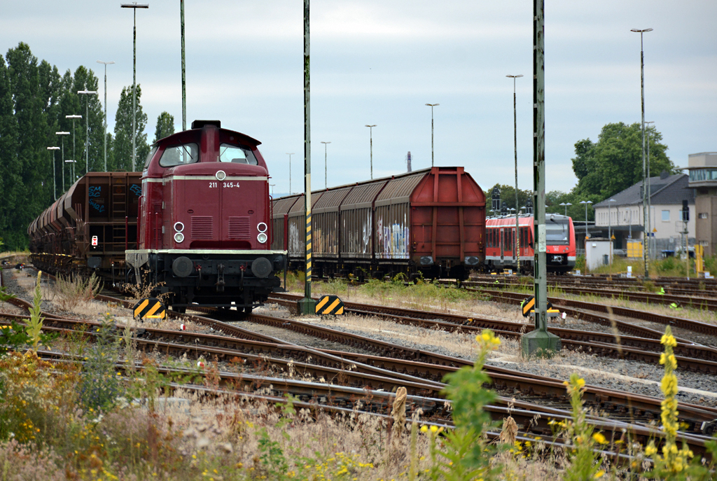 Bahnhofsgelände Euskirchen mit u.a. 211 345-4 am 16.07.2016