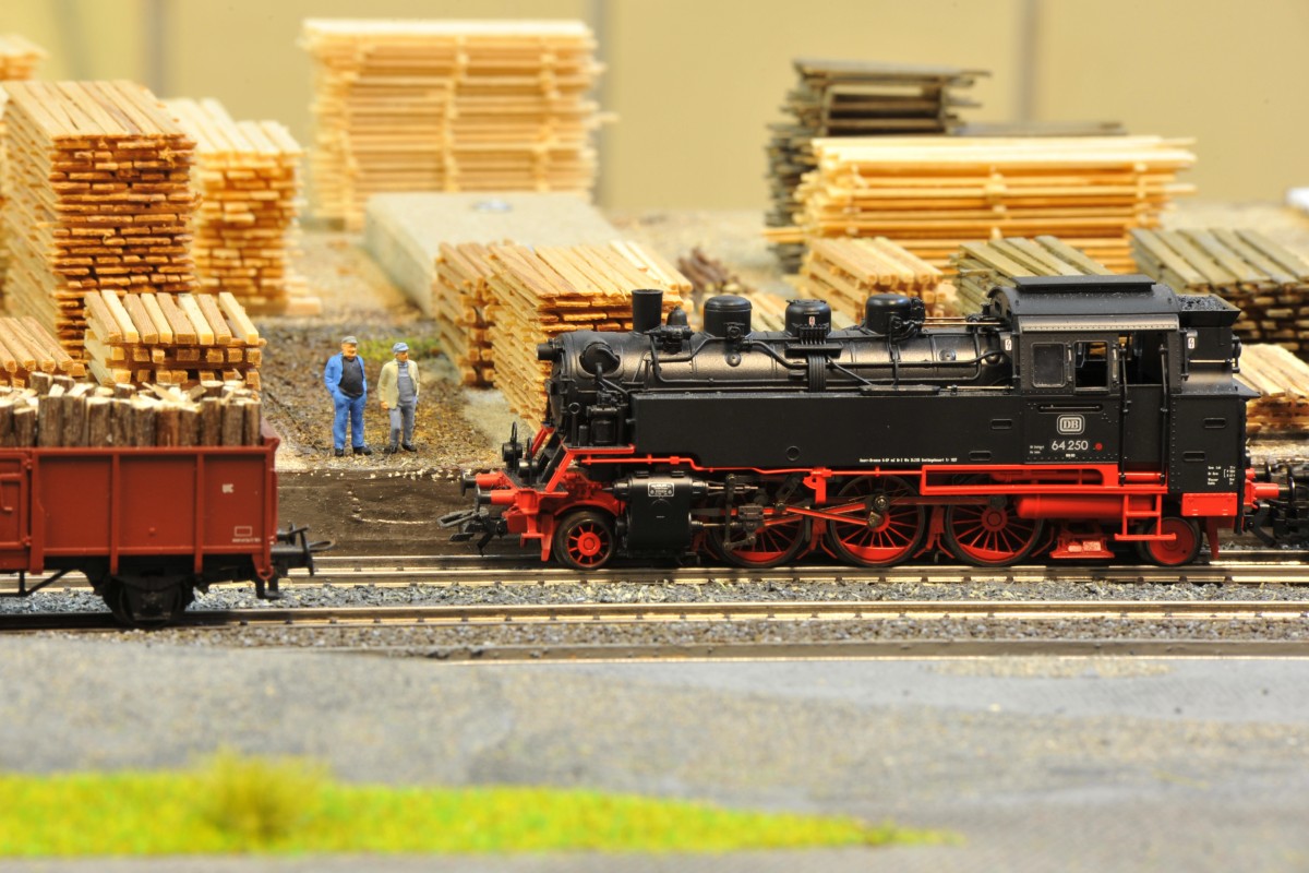 Bahnhofsgelände Tirschenreuth im Maßstab 1/87: 64 250  Bubikopf  rangiert im Bahnhof Tirschenreuth. Im Hintergrund sieht man einen kleinen Teil des Sägewerks Hübel & Platzer.